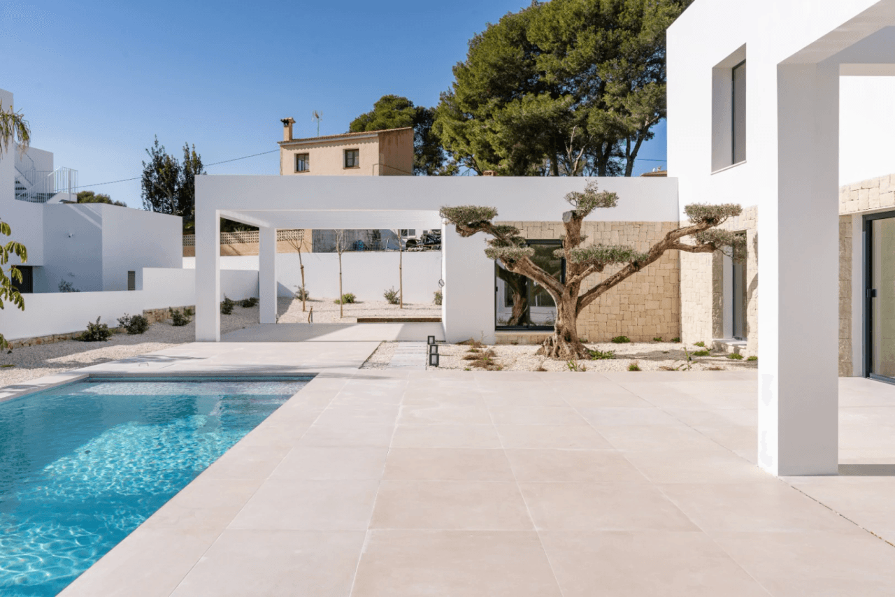 Villa llave en mano con vistas al mar y garaje para 4 coches en Moraira