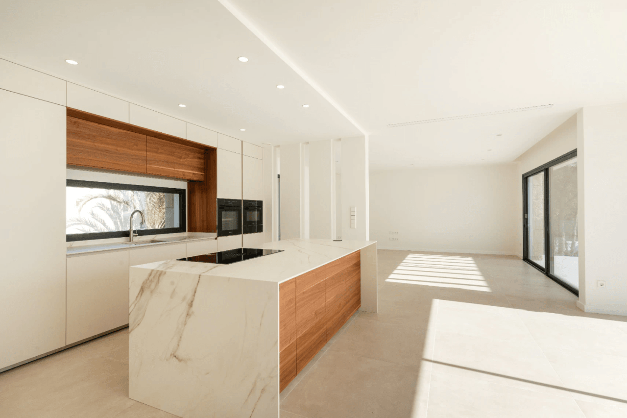 Villa llave en mano con vistas al mar y garaje para 4 coches en Moraira