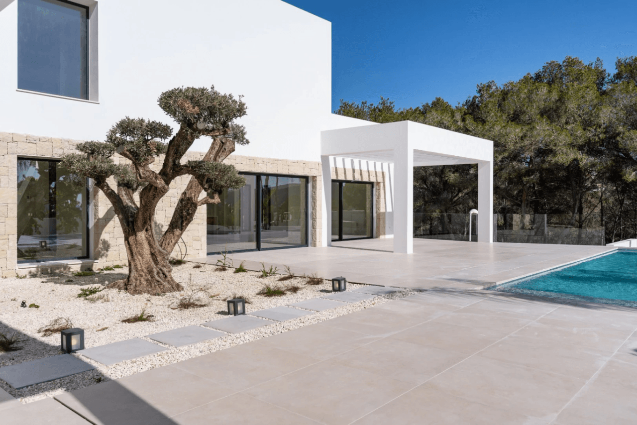 Villa llave en mano con vistas al mar y garaje para 4 coches en Moraira