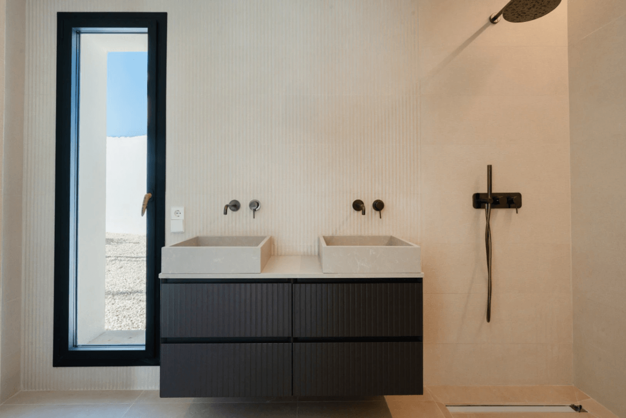 Villa llave en mano con vistas al mar y garaje para 4 coches en Moraira