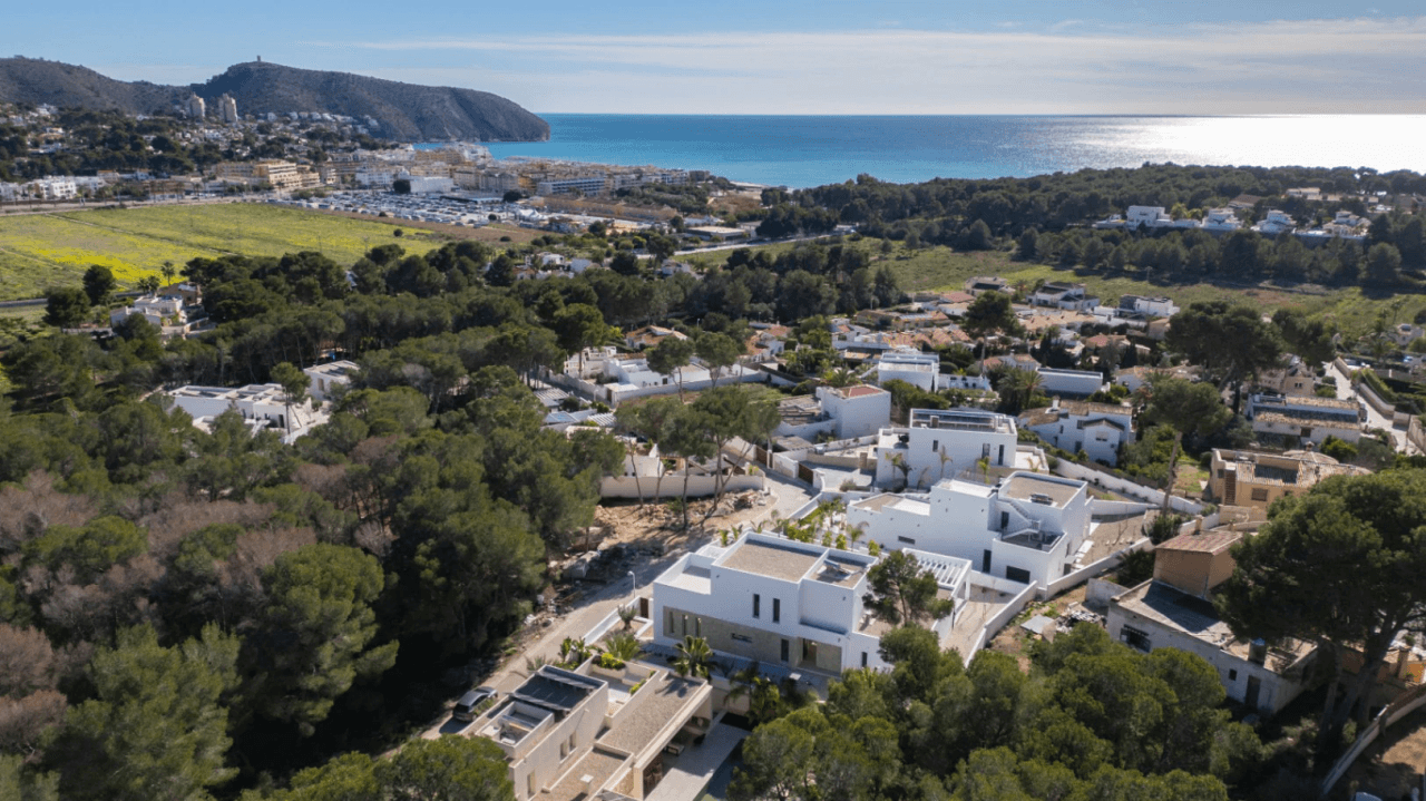 Villa llave en mano con vistas al mar y garaje para 4 coches en Moraira