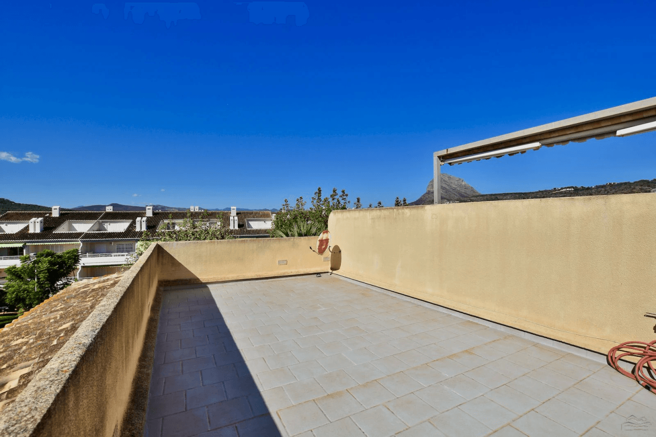 Encantador Apartamento  con Terraza Atico, a la Venta en el Primer Montañar de Javea