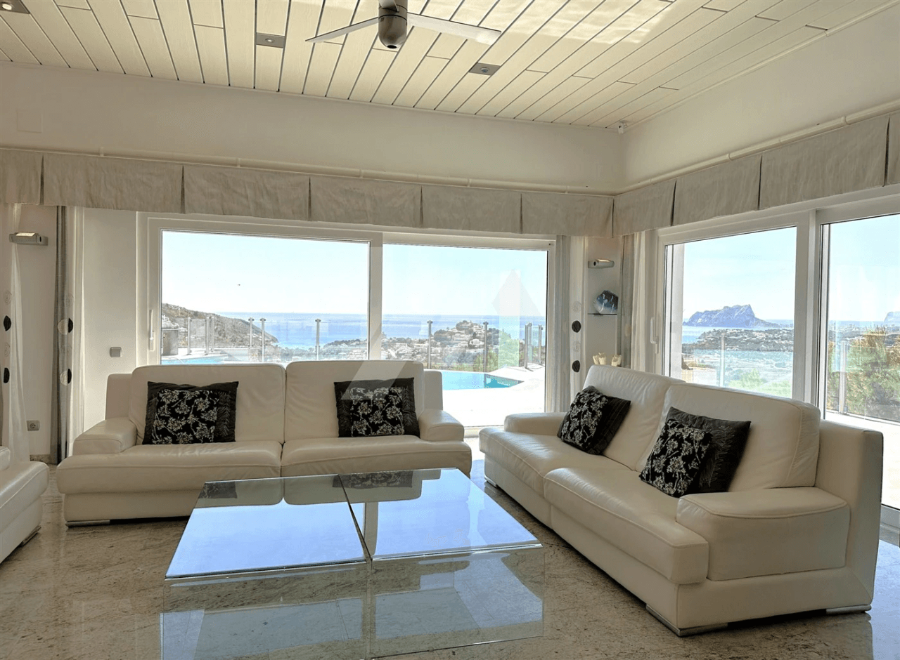 Villa met panoramisch zeezicht te koop in Moraira, Costa Blanca.