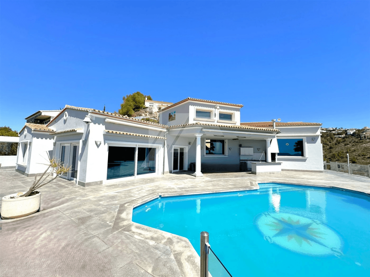 Villa met panoramisch zeezicht te koop in Moraira, Costa Blanca.