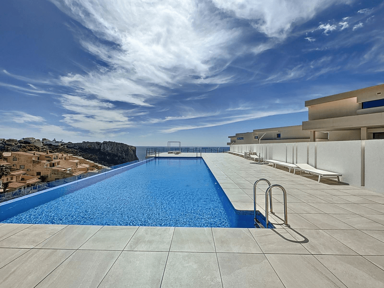 Cumbre del Sol apartamento moderno de lujo con espectaculares vistas panorámicas al mar y los acantilados