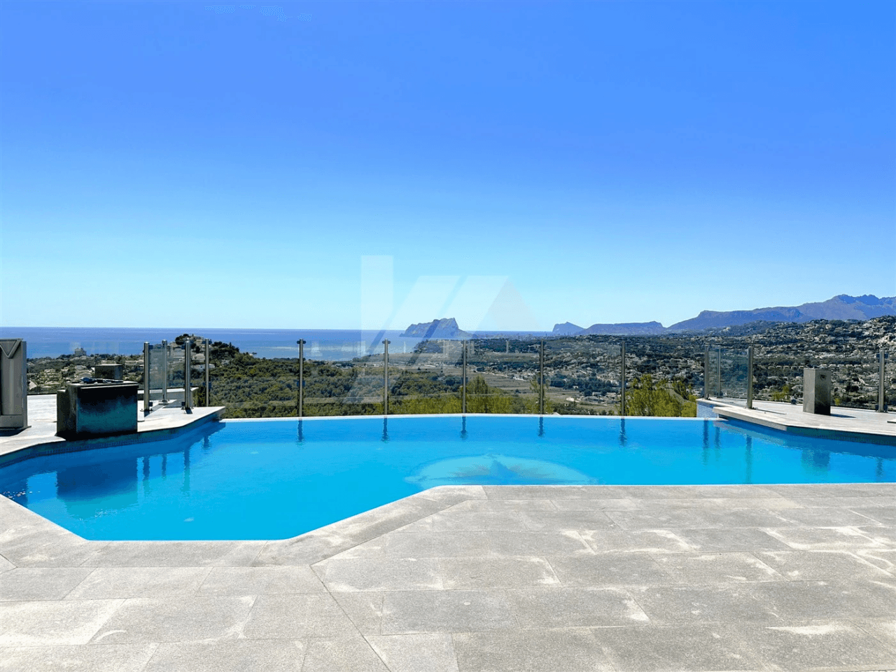 Villa met panoramisch zeezicht te koop in Moraira, Costa Blanca.