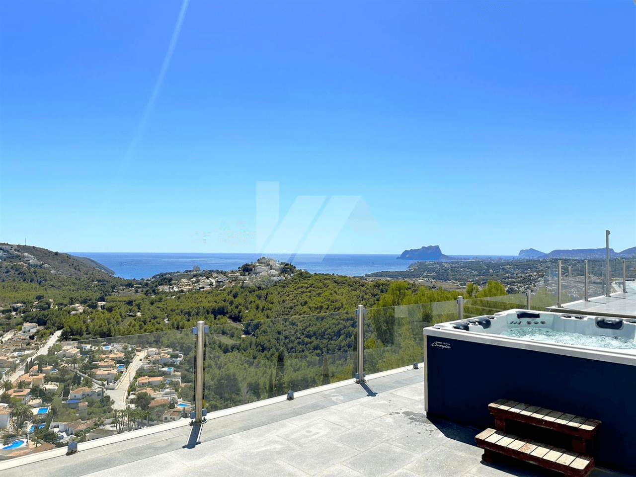 Villa met panoramisch zeezicht te koop in Moraira, Costa Blanca.