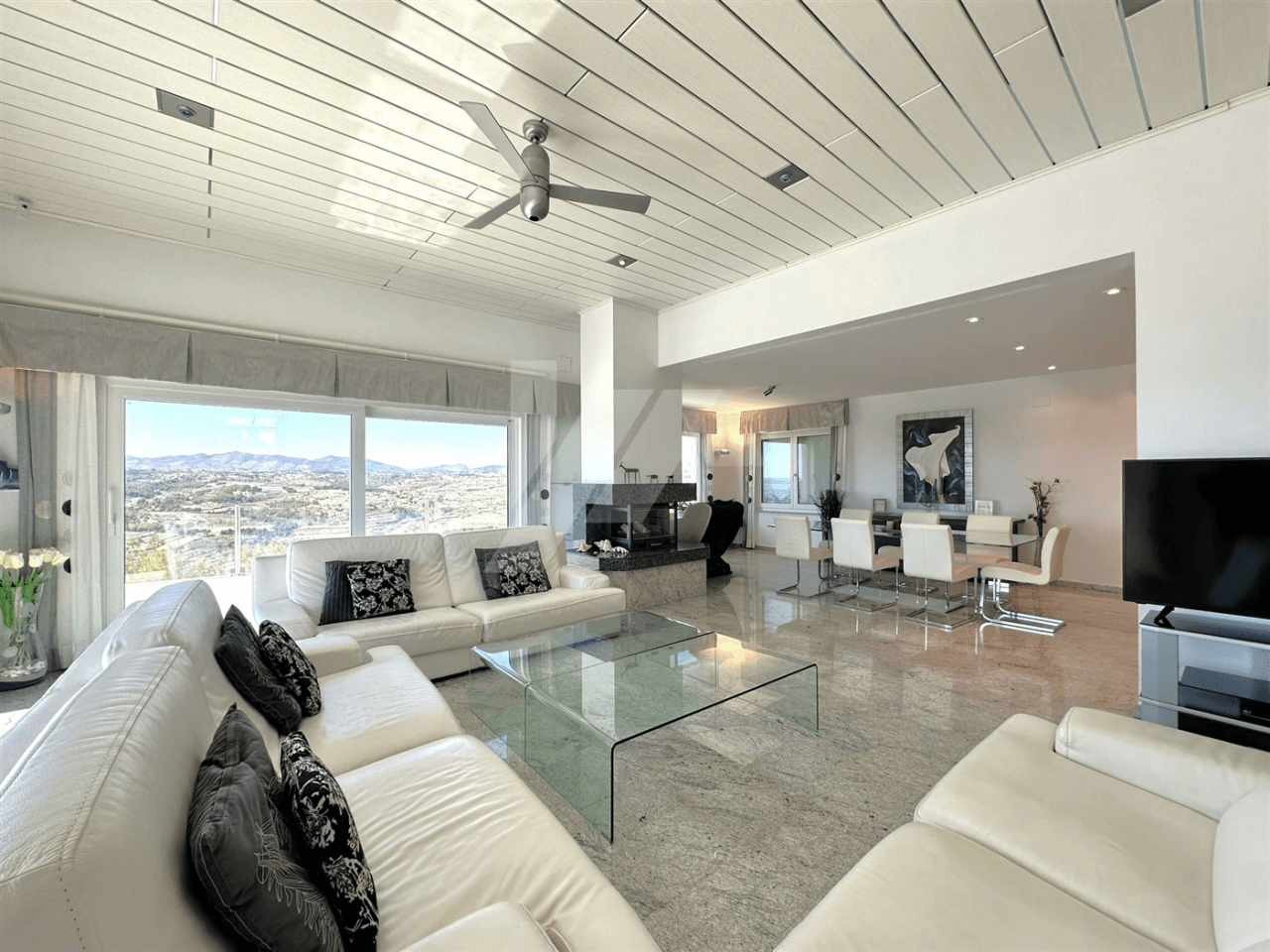 Villa met panoramisch zeezicht te koop in Moraira, Costa Blanca.