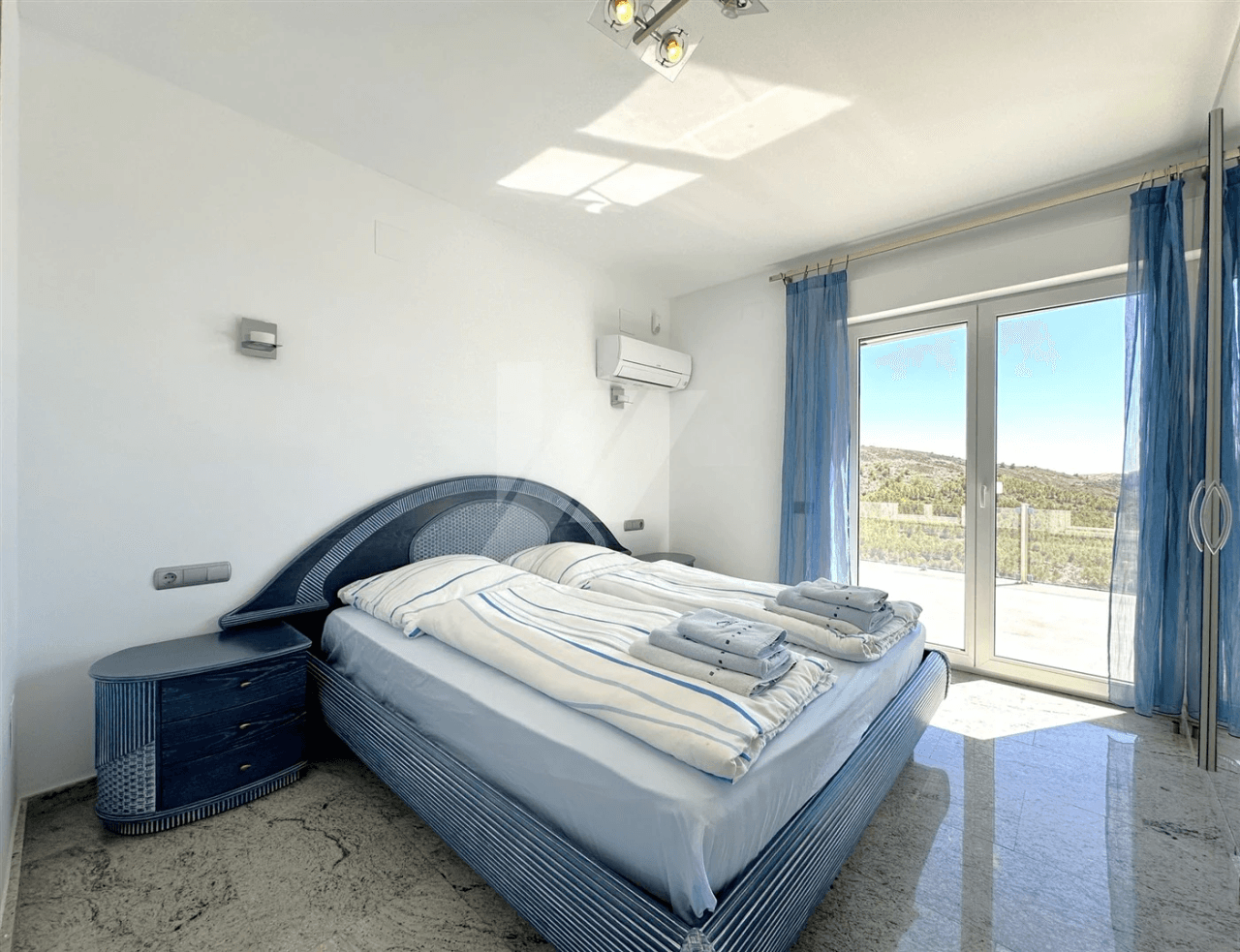 Villa met panoramisch zeezicht te koop in Moraira, Costa Blanca.