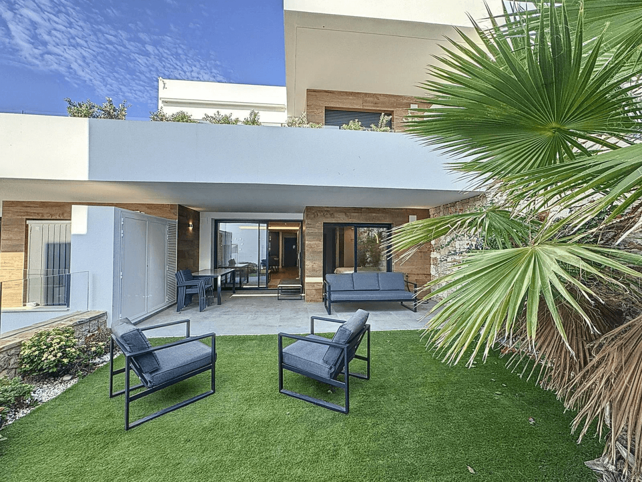 Cumbre del Sol apartamento moderno con jardín privado