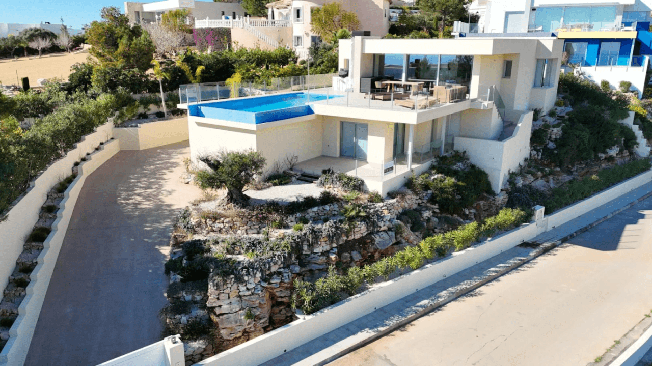 Cumbre del Sol impresionante villa moderna con espectaculares vistas al mar