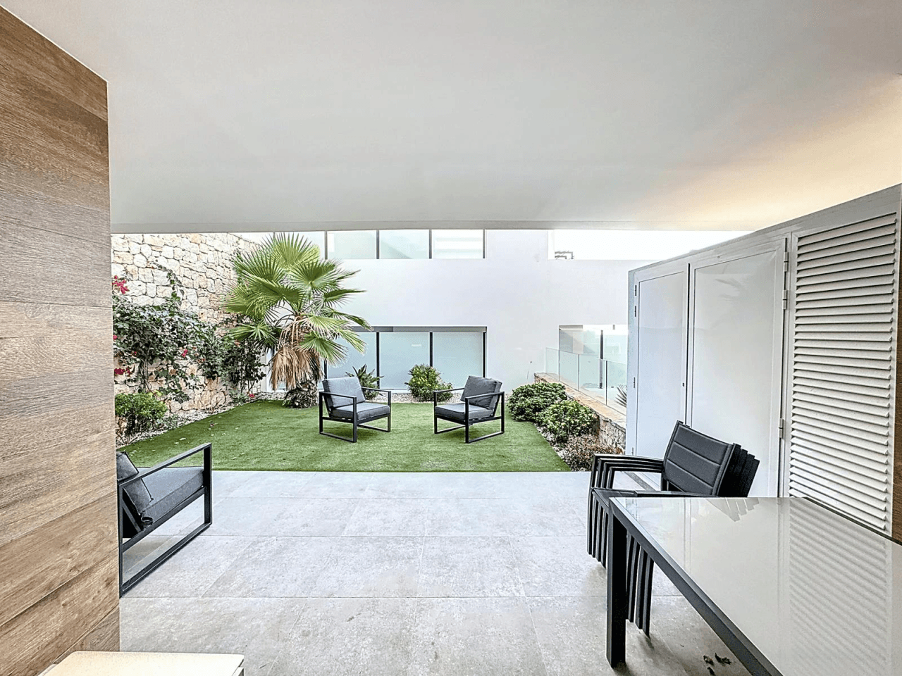 Cumbre del Sol apartamento moderno con jardín privado