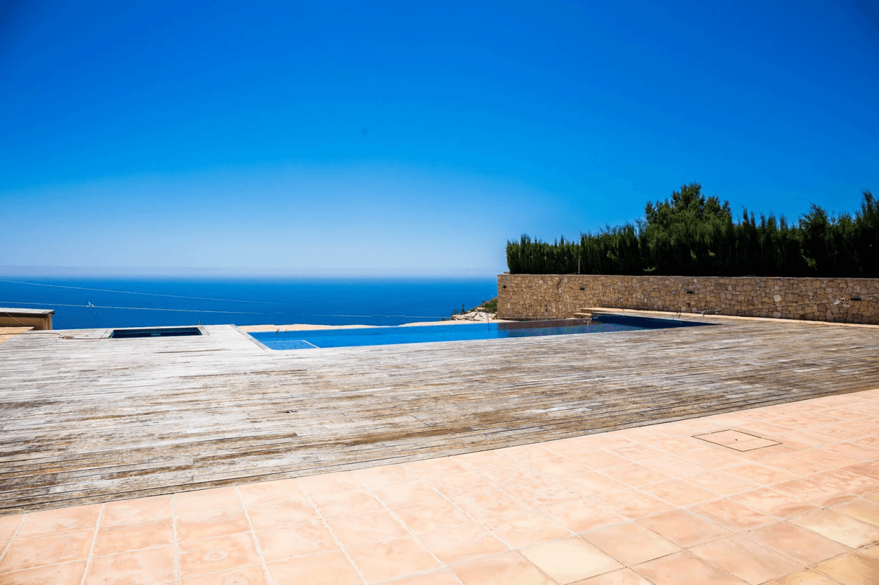 Cumbre del Sol villa reformada en primera línea con espectaculares vistas al mar