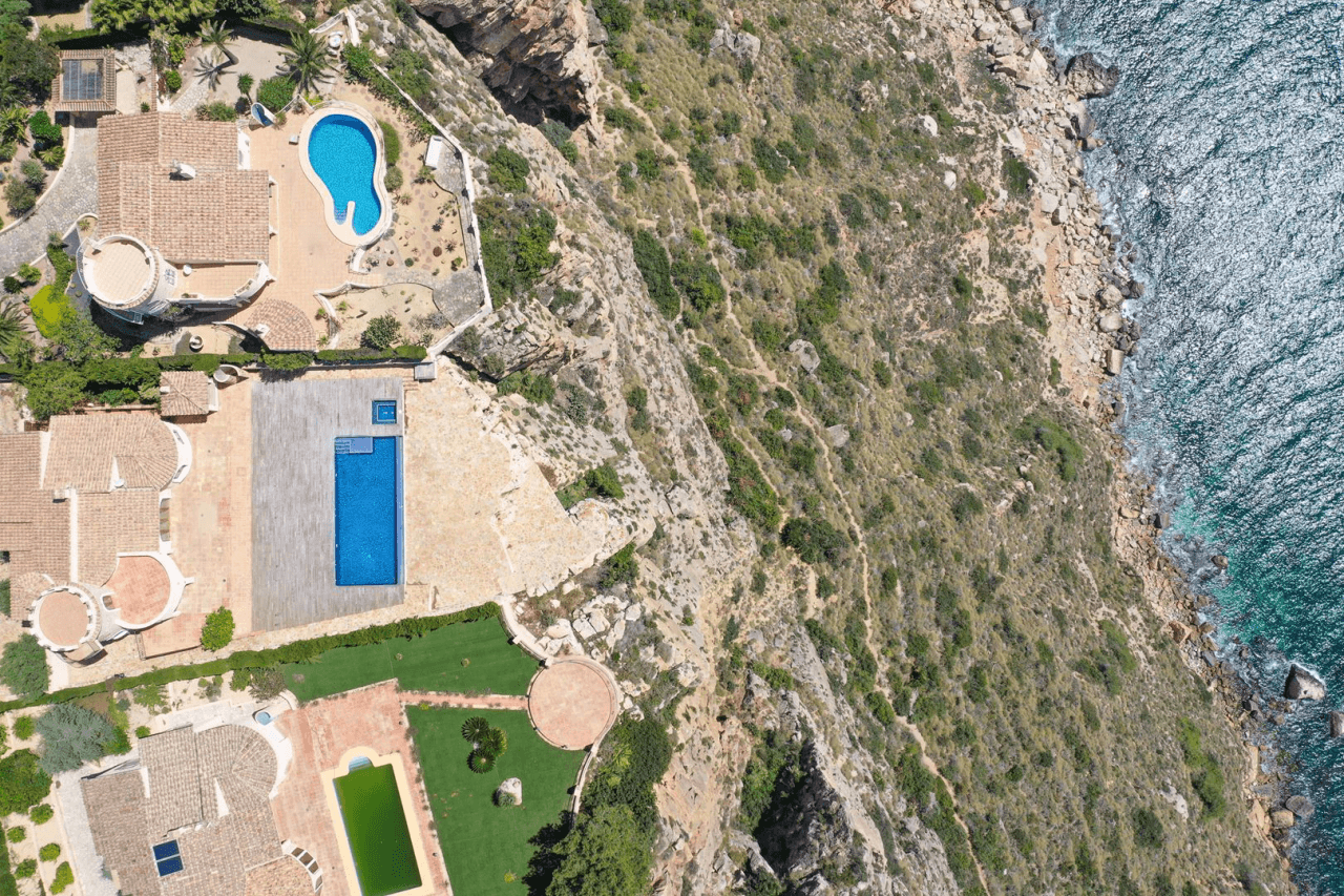 Cumbre del Sol villa reformada en primera línea con espectaculares vistas al mar