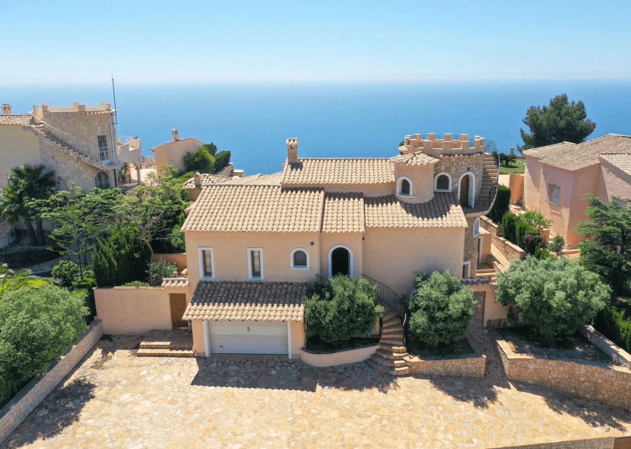 Cumbre del Sol villa reformada en primera línea con espectaculares vistas al mar
