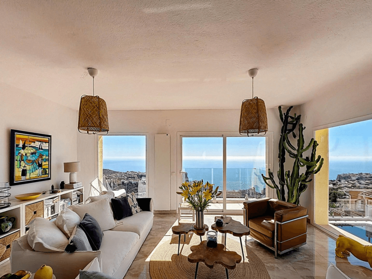Villa rénovée de Cumbre del Sol avec des vues spectaculaires sur la mer.