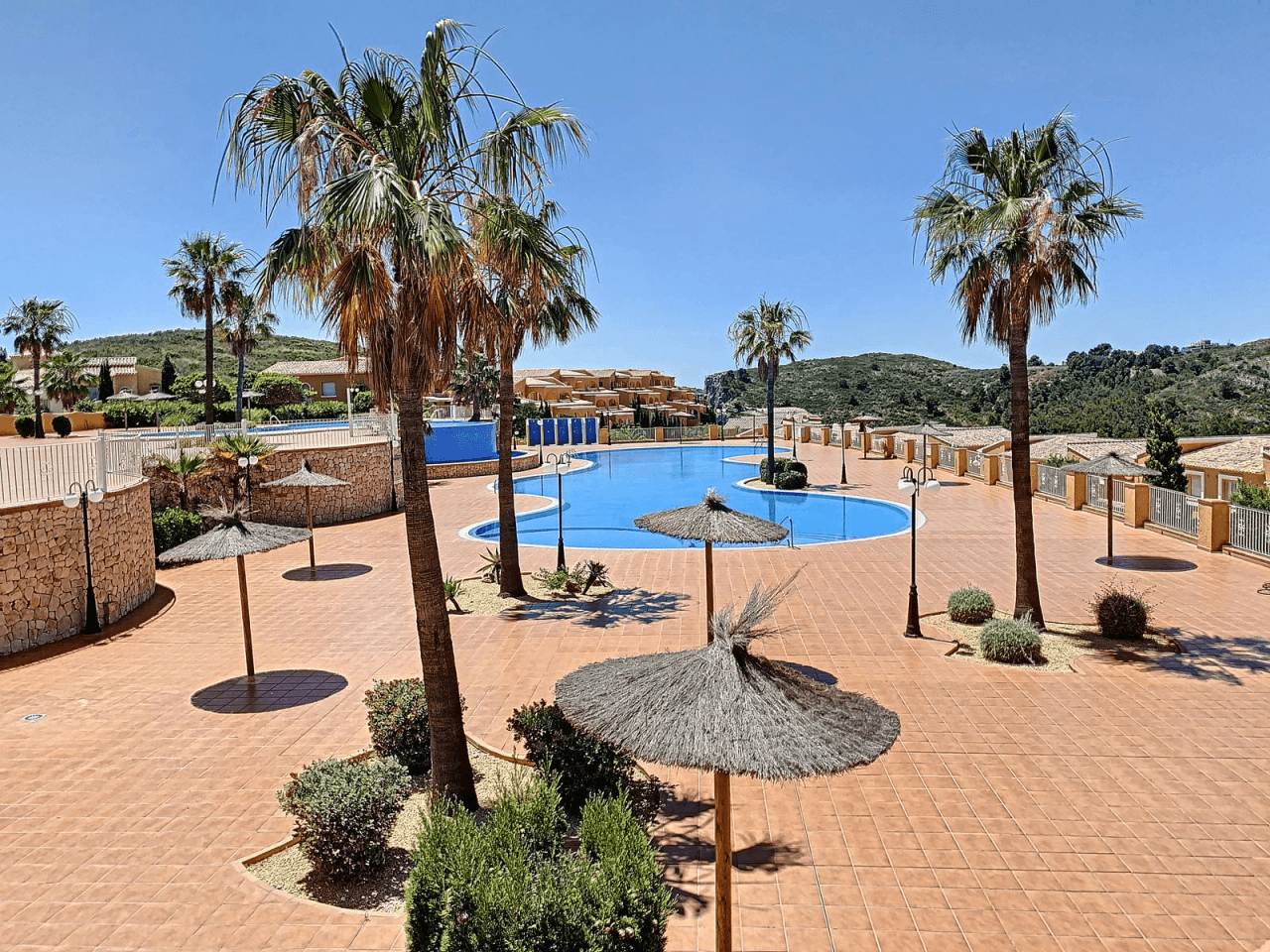 Cumbre del Sol apartamento moderno con jardín privado