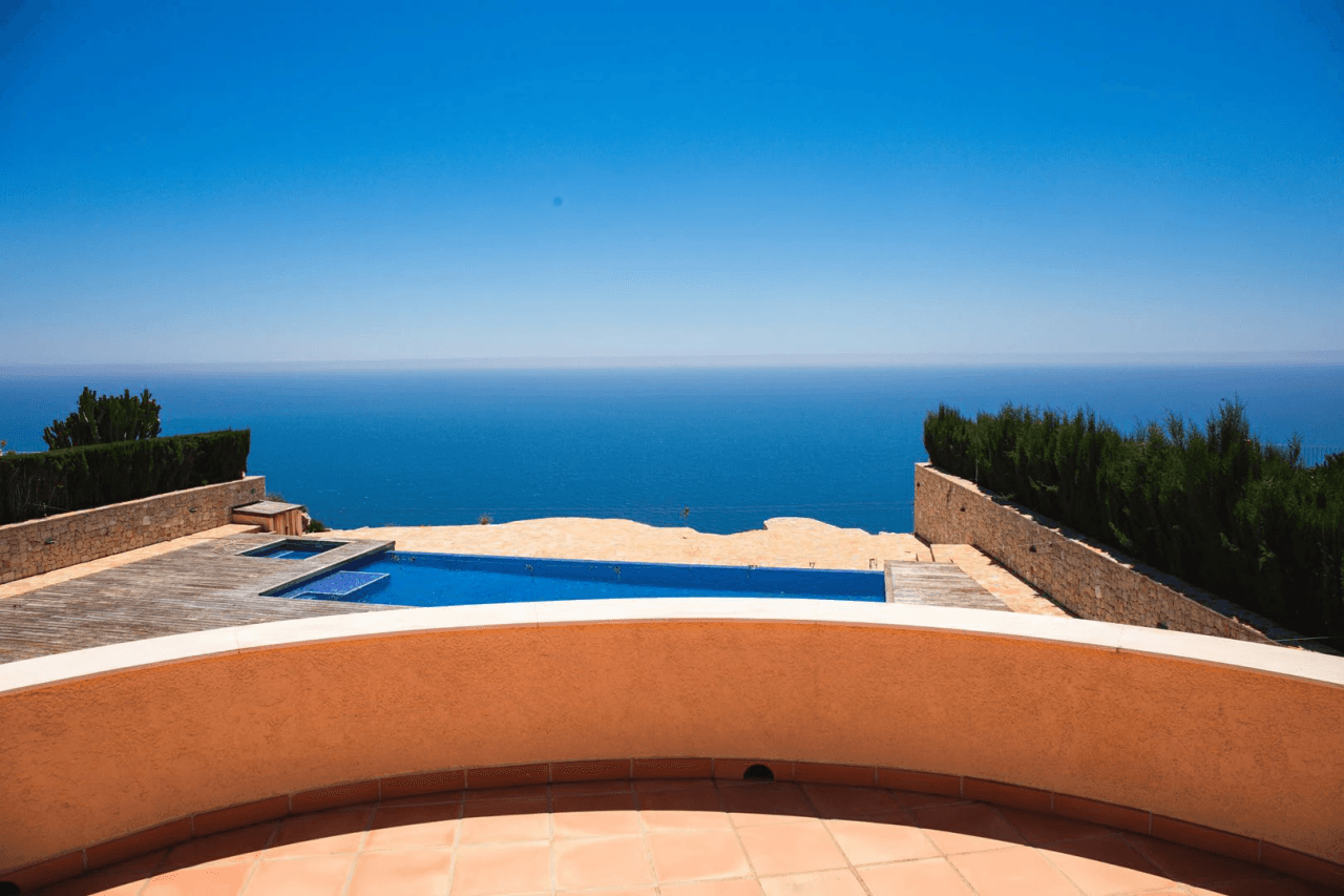Cumbre del Sol villa reformada en primera línea con espectaculares vistas al mar