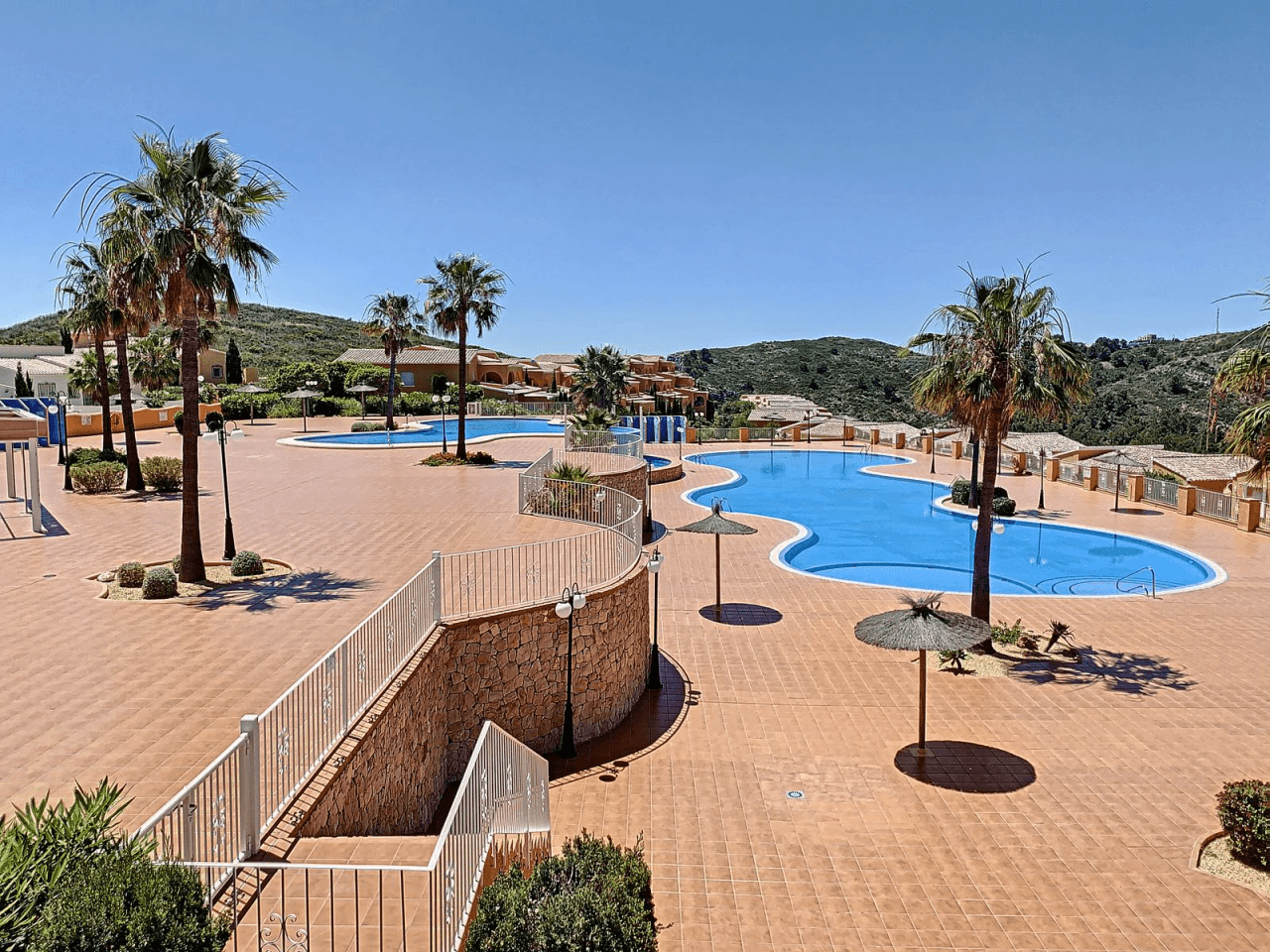 Cumbre del Sol apartamento moderno con jardín privado
