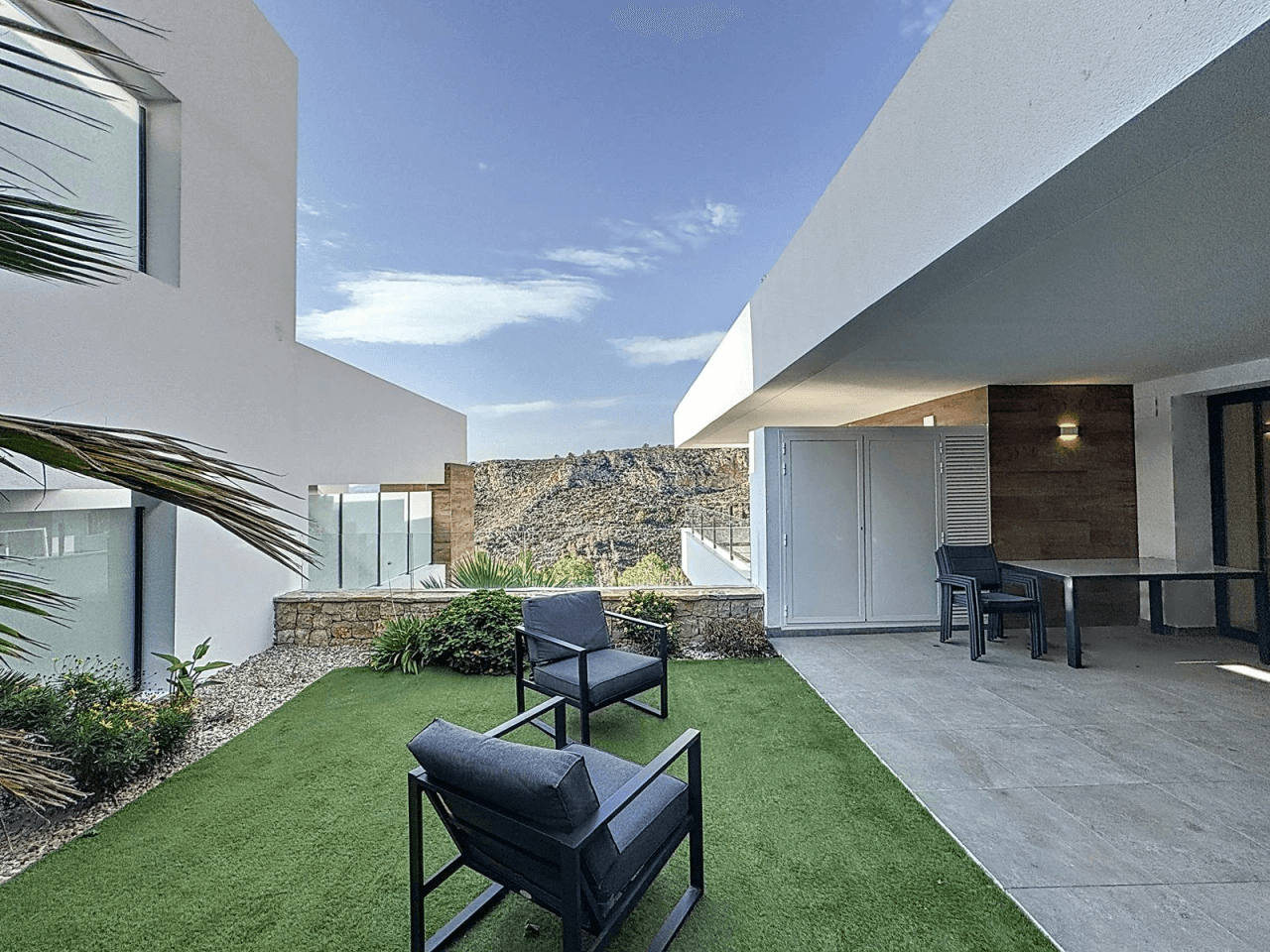 Cumbre del Sol apartamento moderno con jardín privado