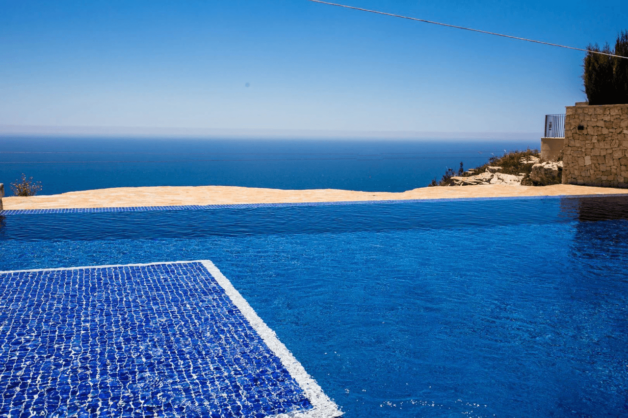 Cumbre del Sol : villa rénovée en première ligne de mer offrant une vue spectaculaire sur la mer