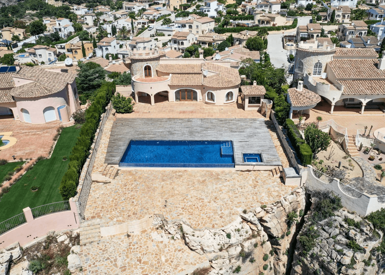 Cumbre del Sol : villa rénovée en première ligne de mer offrant une vue spectaculaire sur la mer
