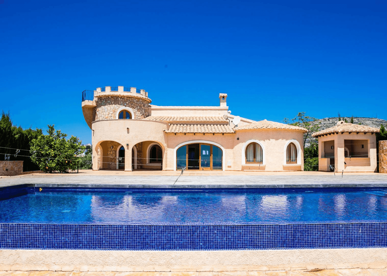 Cumbre del Sol : villa rénovée en première ligne de mer offrant une vue spectaculaire sur la mer
