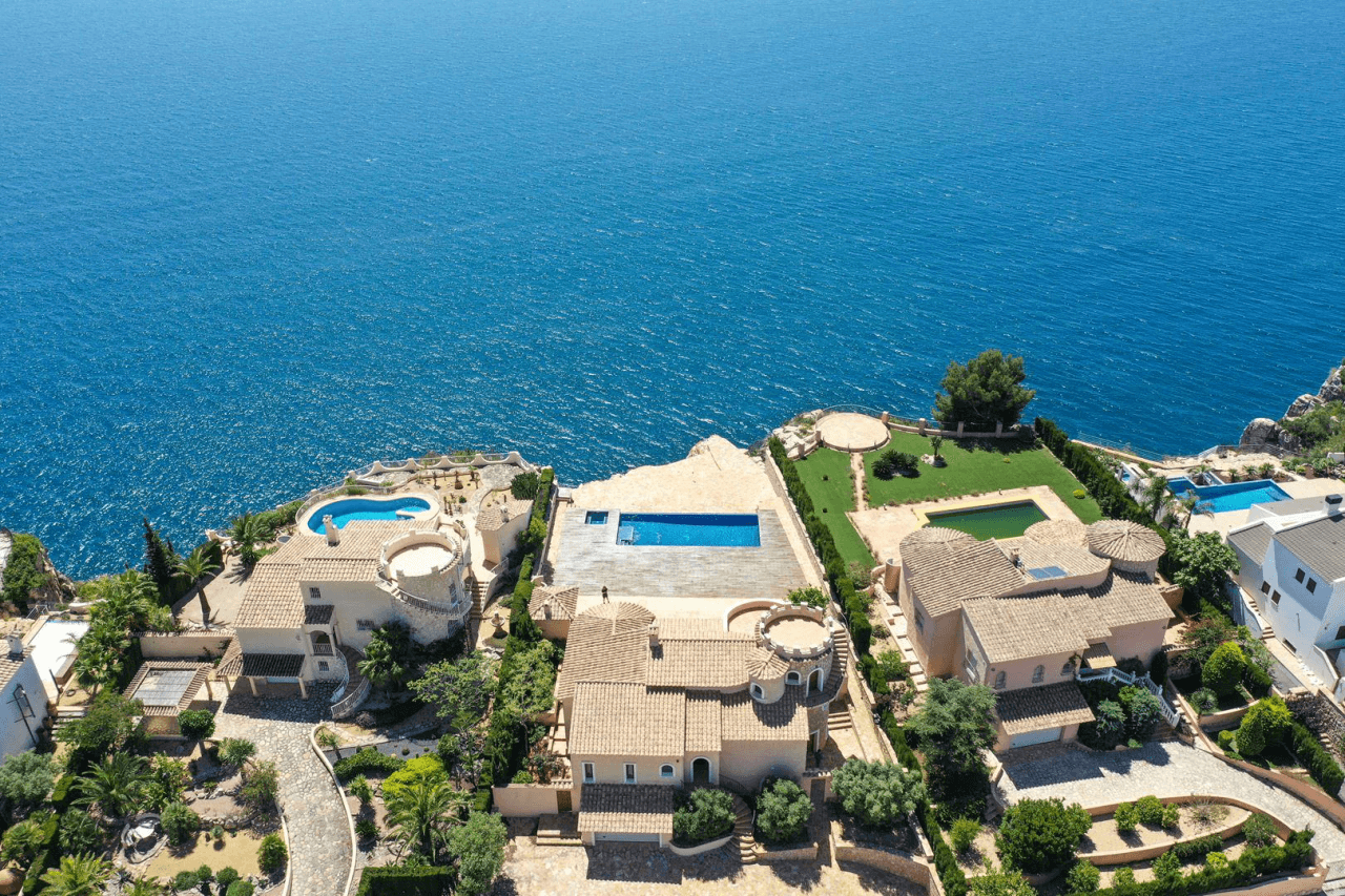 Cumbre del Sol : villa rénovée en première ligne de mer offrant une vue spectaculaire sur la mer