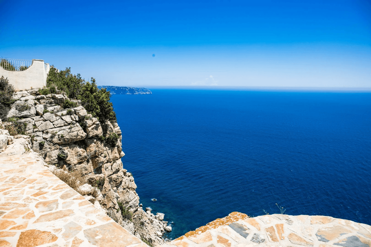Cumbre del Sol : villa rénovée en première ligne de mer offrant une vue spectaculaire sur la mer