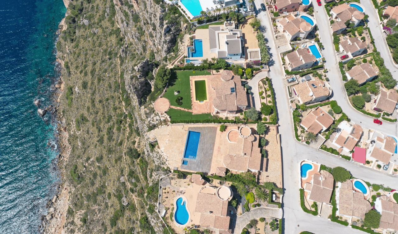 Cumbre del Sol : villa rénovée en première ligne de mer offrant une vue spectaculaire sur la mer