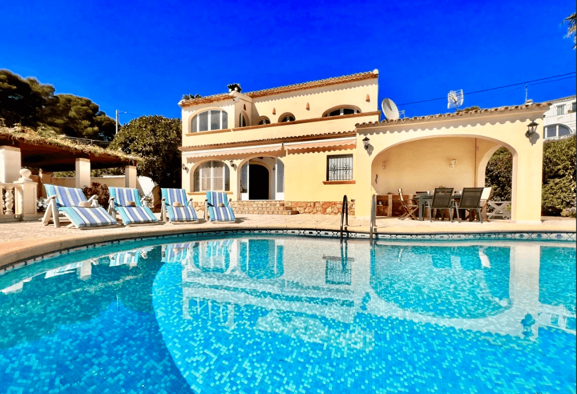 Villa mediterránea con vistas al mar en San Jaime – Alquiler de larga temporada