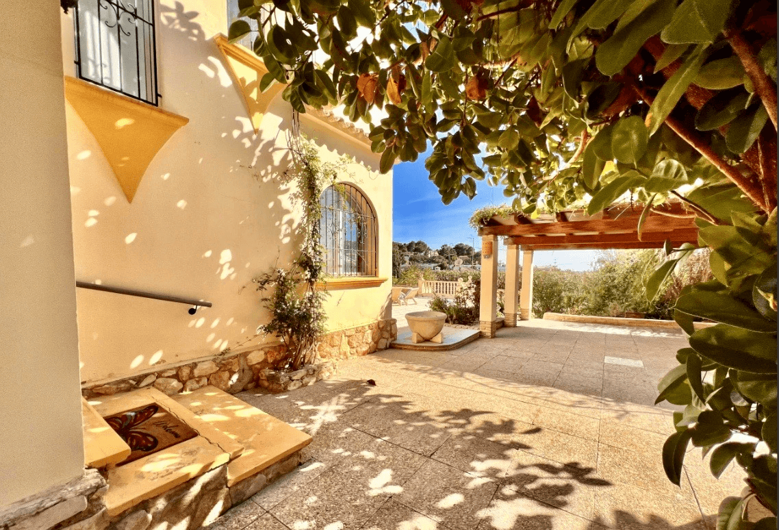 Villa mediterránea con vistas al mar en San Jaime – Alquiler de larga temporada