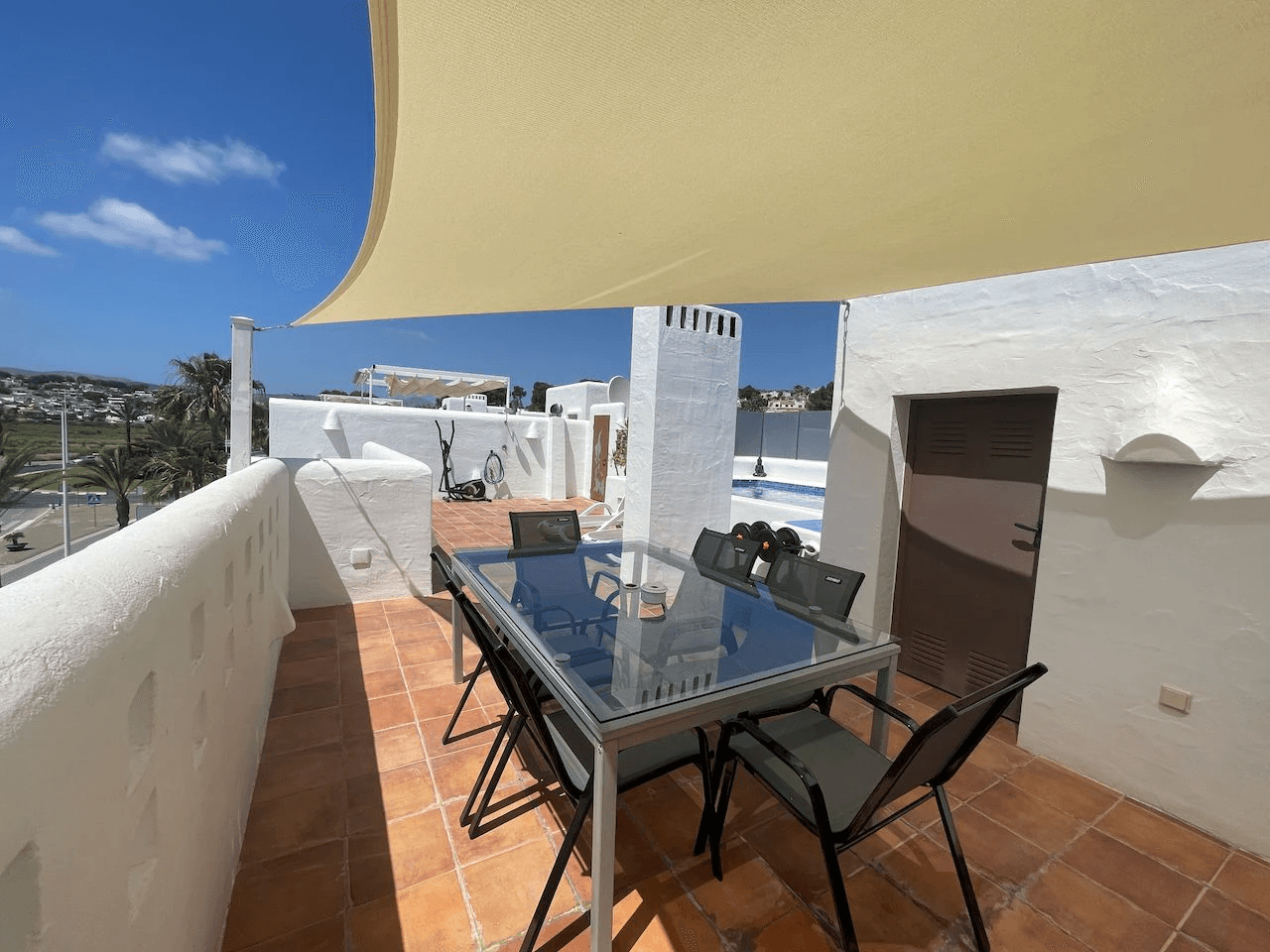 Luxe volledig gerenoveerd duplex appartement in Club Moraira met privézwembad en uitzicht op zee