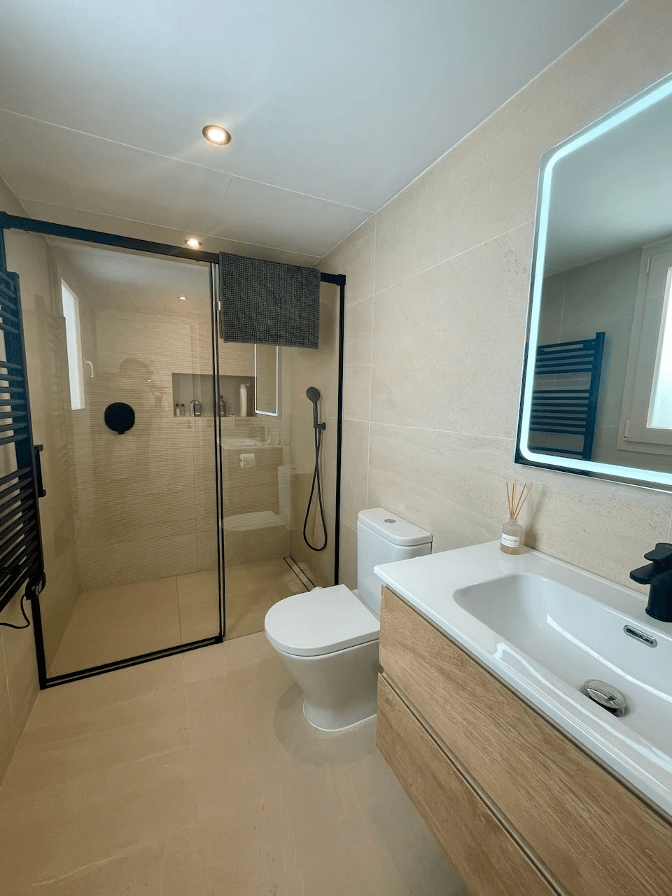 Luxe volledig gerenoveerd duplex appartement in Club Moraira met privézwembad en uitzicht op zee