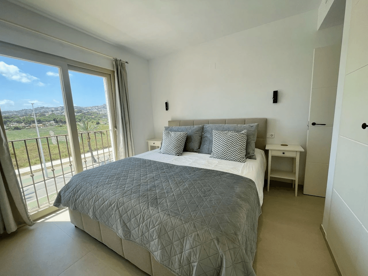 Luxe volledig gerenoveerd duplex appartement in Club Moraira met privézwembad en uitzicht op zee