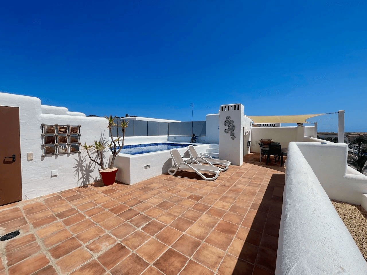 Luxe volledig gerenoveerd duplex appartement in Club Moraira met privézwembad en uitzicht op zee