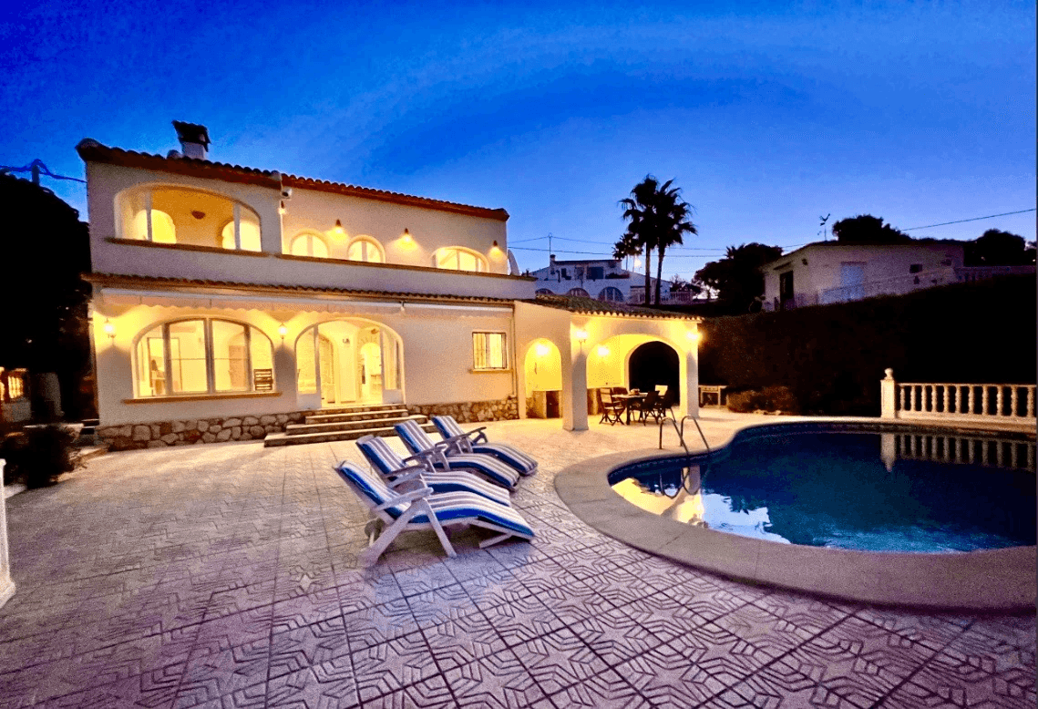 Villa mediterránea con vistas al mar en San Jaime – Alquiler de larga temporada