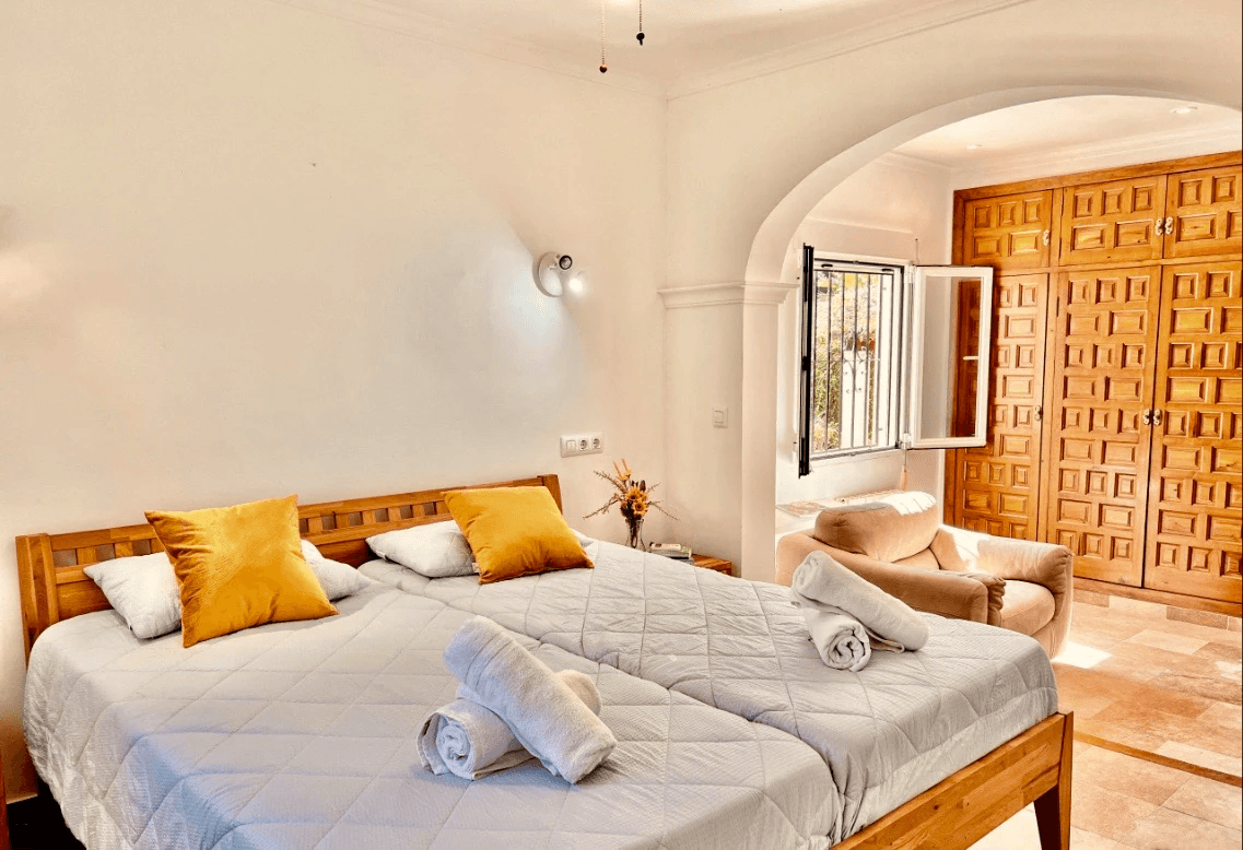 Villa mediterránea con vistas al mar en San Jaime – Alquiler de larga temporada