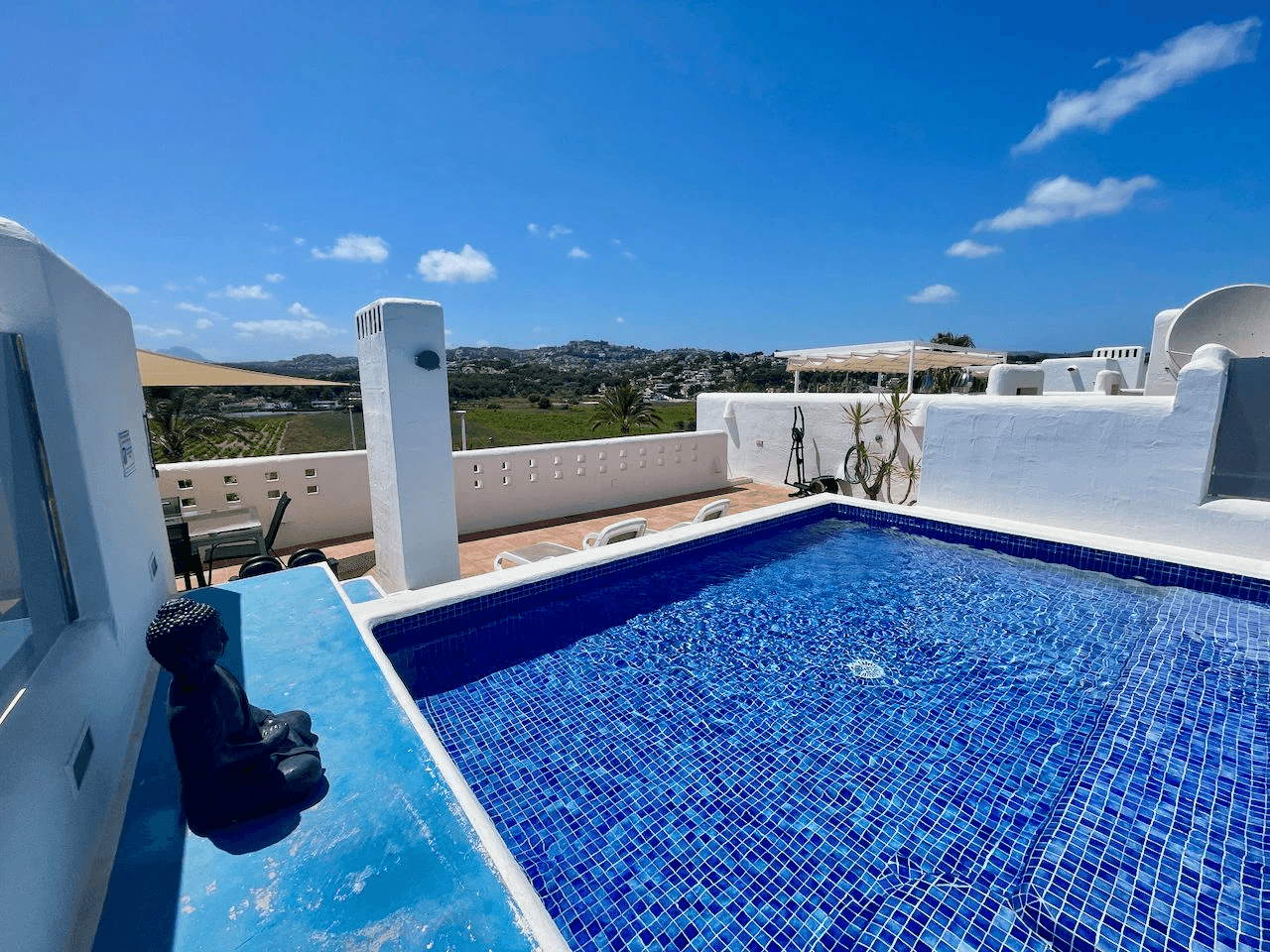 Luxe volledig gerenoveerd duplex appartement in Club Moraira met privézwembad en uitzicht op zee