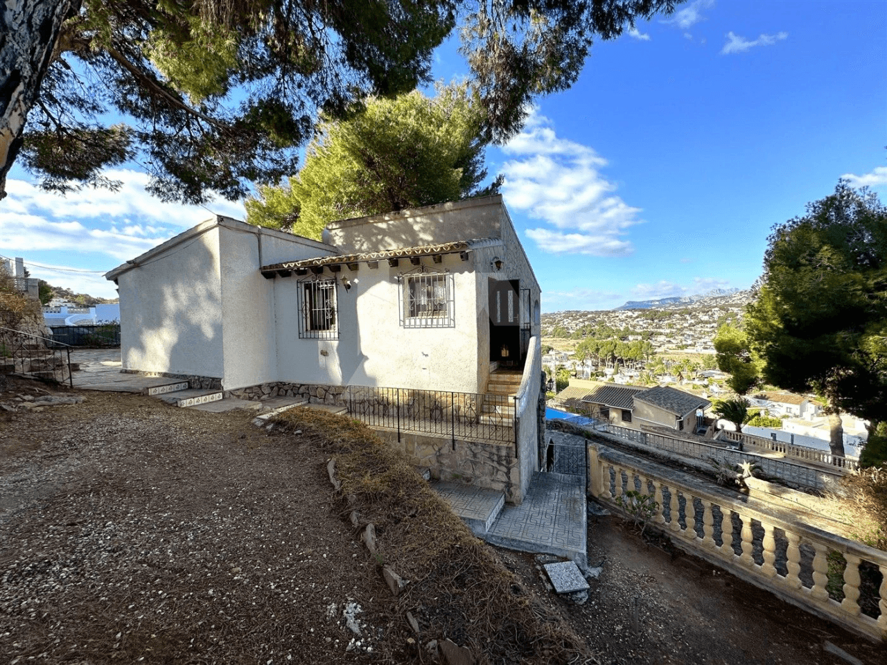 Villa te koop met zeezicht in Paichi, Moraira.