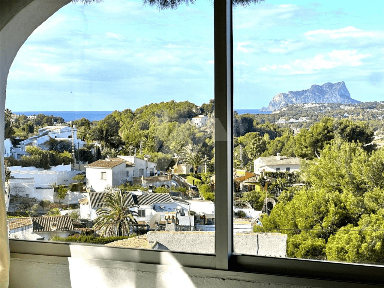 Villa te koop met zeezicht in Paichi, Moraira.