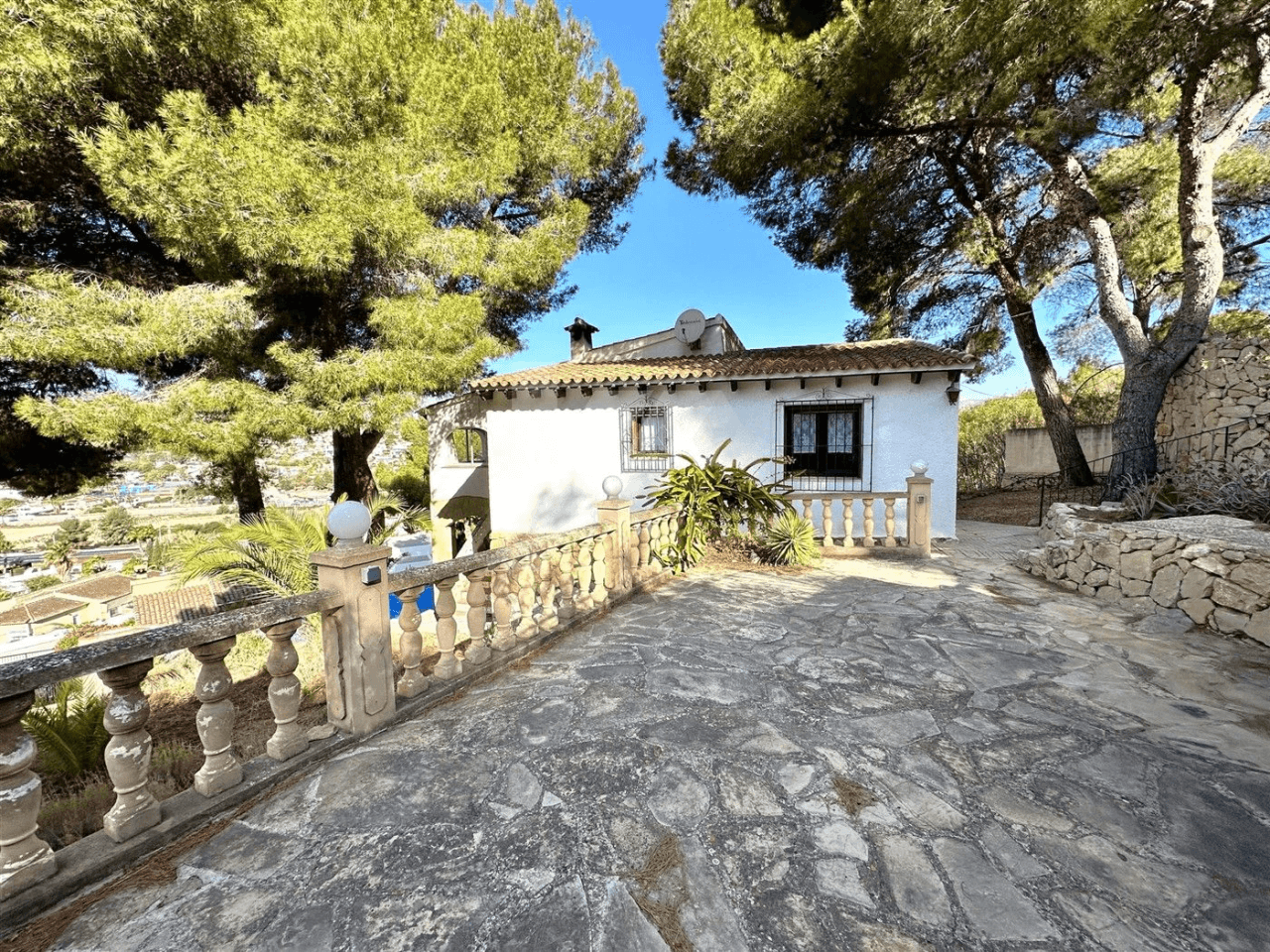 Villa te koop met zeezicht in Paichi, Moraira.