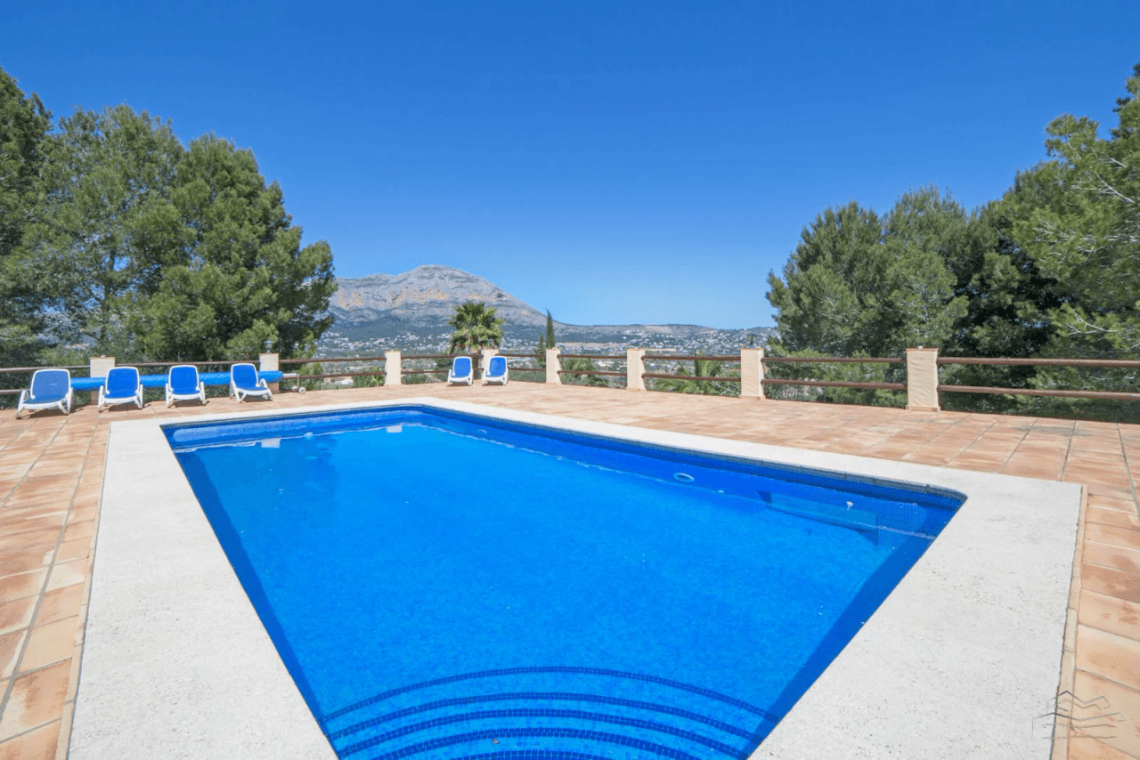 Finca de campo con vistas panorámicas en venta en Jávea.