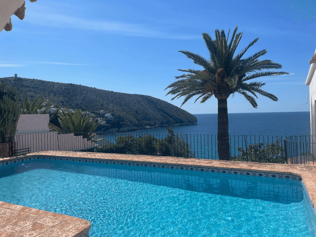 Einzigartiges Grundstück in erster Linie in El Portet Moraira