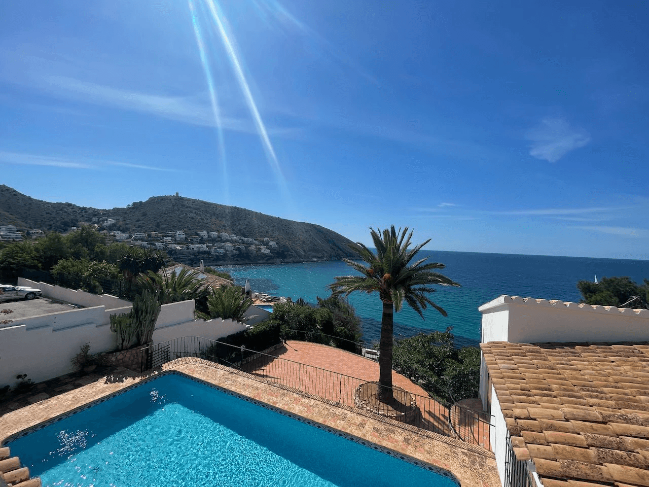Villa en première ligne d'El Portet avec un grand terrain et un potentiel extraordinaire.