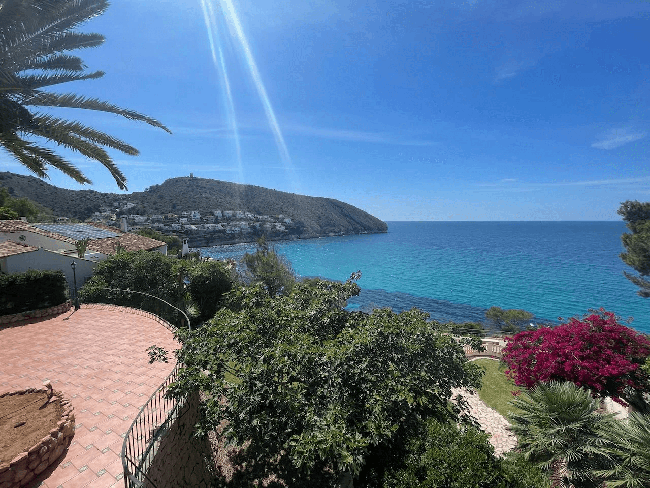Villa en première ligne d'El Portet avec un grand terrain et un potentiel extraordinaire.
