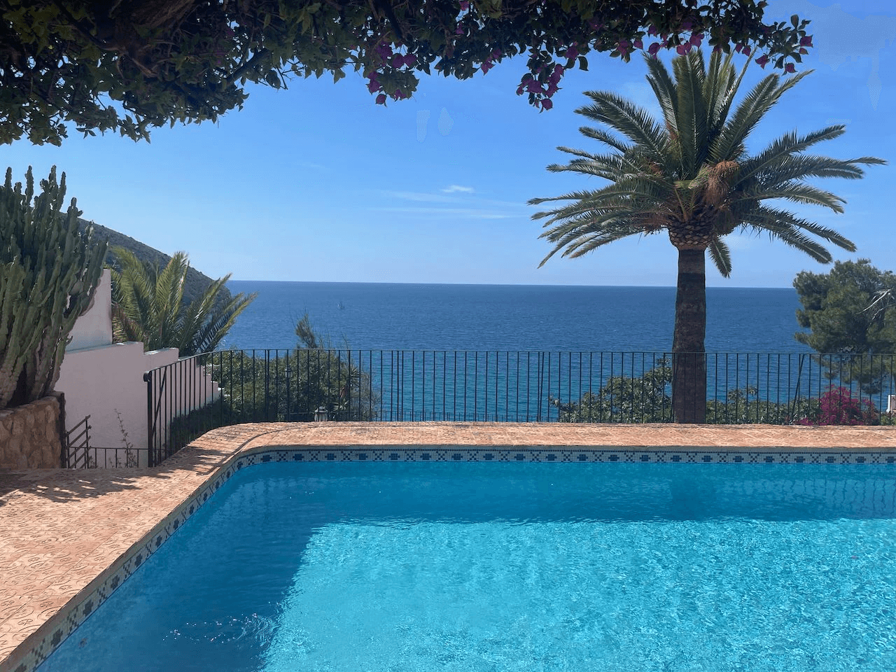 Einzigartiges Grundstück in erster Linie in El Portet Moraira