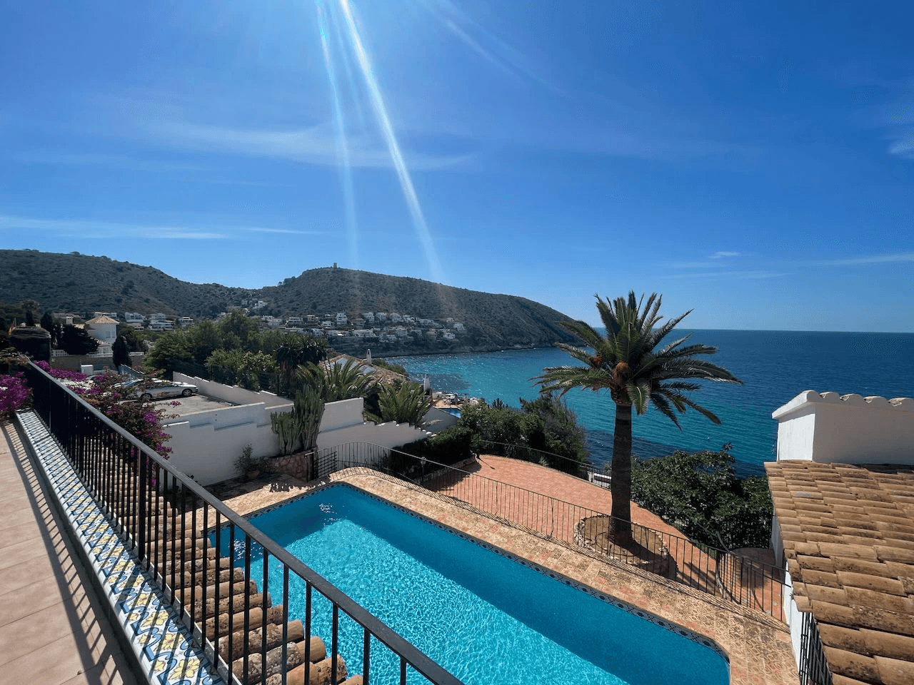 Villa en première ligne d'El Portet avec un grand terrain et un potentiel extraordinaire.