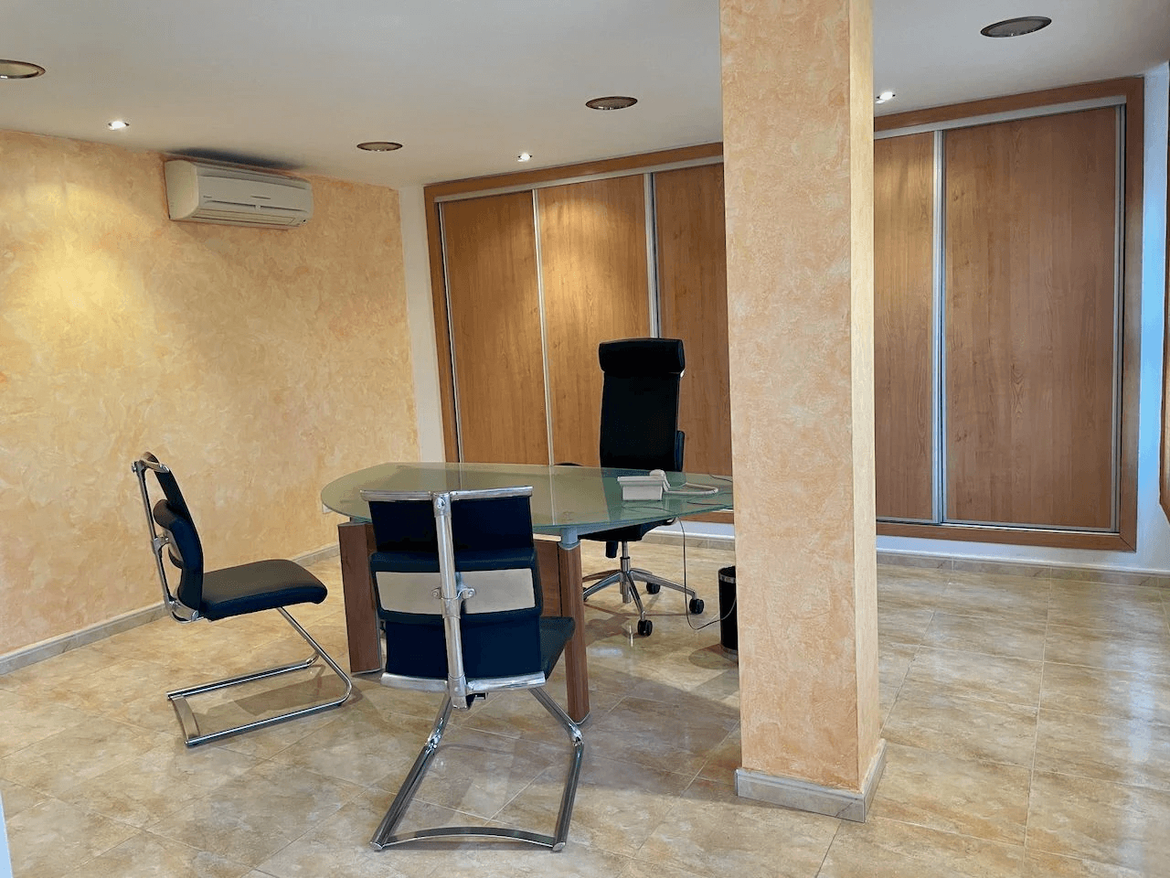 Office with great potential for transformation into a flat or apartment in Teulada.