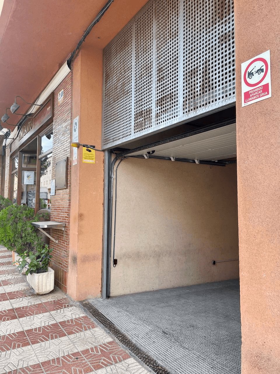 Office with great potential for transformation into a flat or apartment in Teulada.